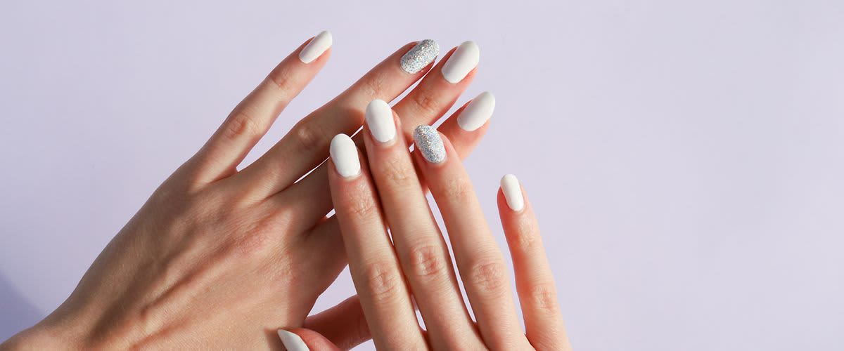 DIY csillámos körmök