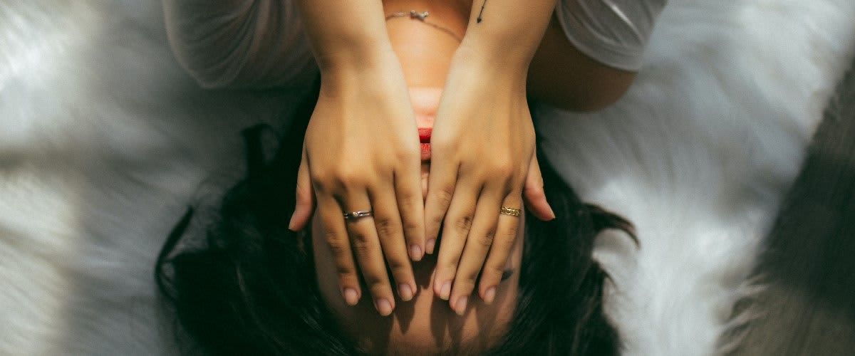 Mi segít a menstruációs görcsöknél?