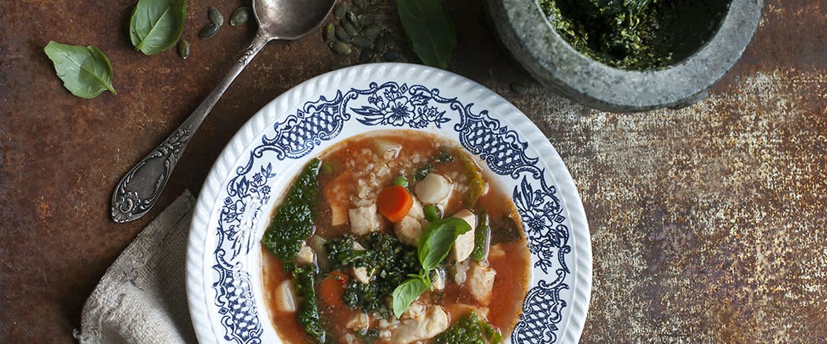 Csirkeraguleves bulgurral és tökmagpestóval