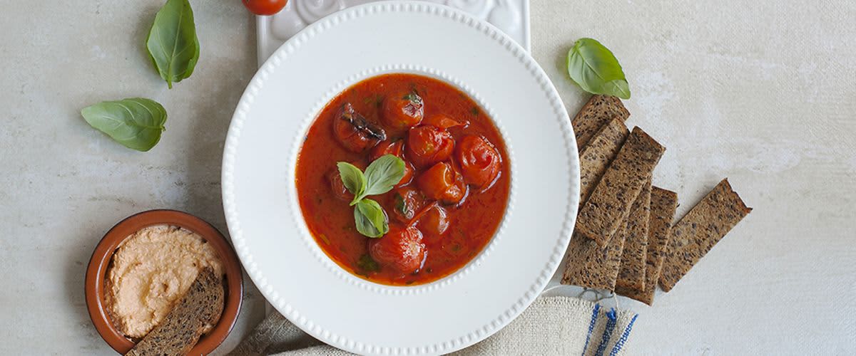 Krémleves sült paradicsomból, fűszerkrémes pirítóssal