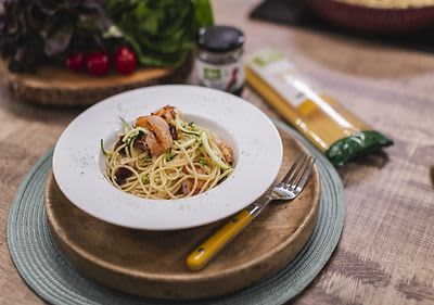 Citromos-cukkini spagetti, Patagóniai tintahal karikákkal és grillezett garnélával