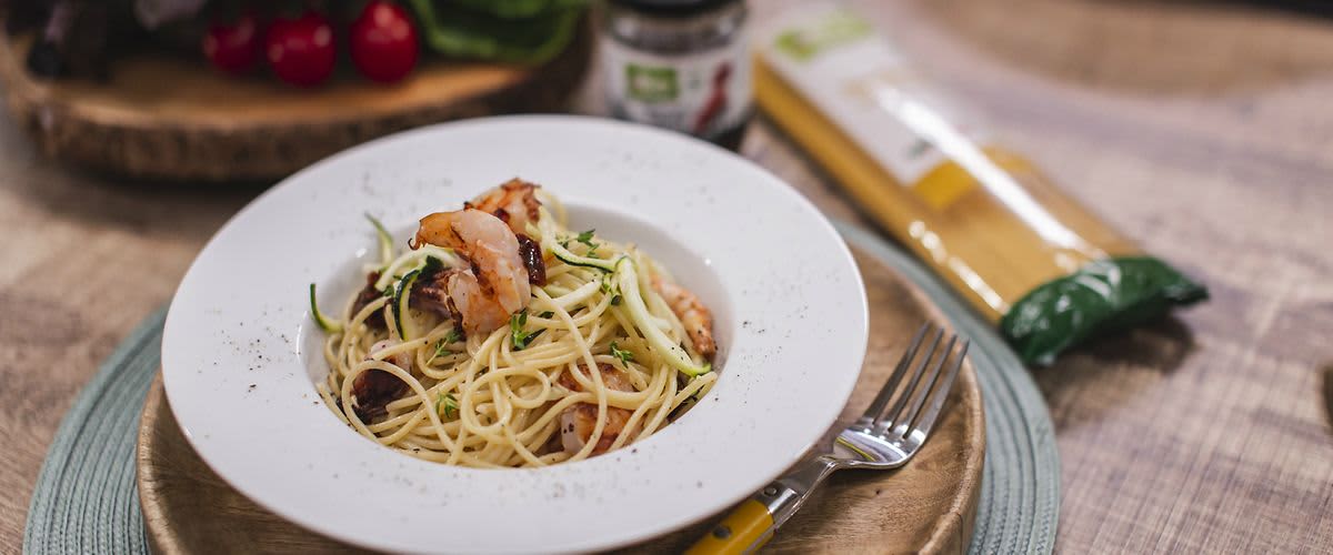 Citromos-cukkini spagetti, Patagóniai tintahal karikákkal és grillezett garnélával