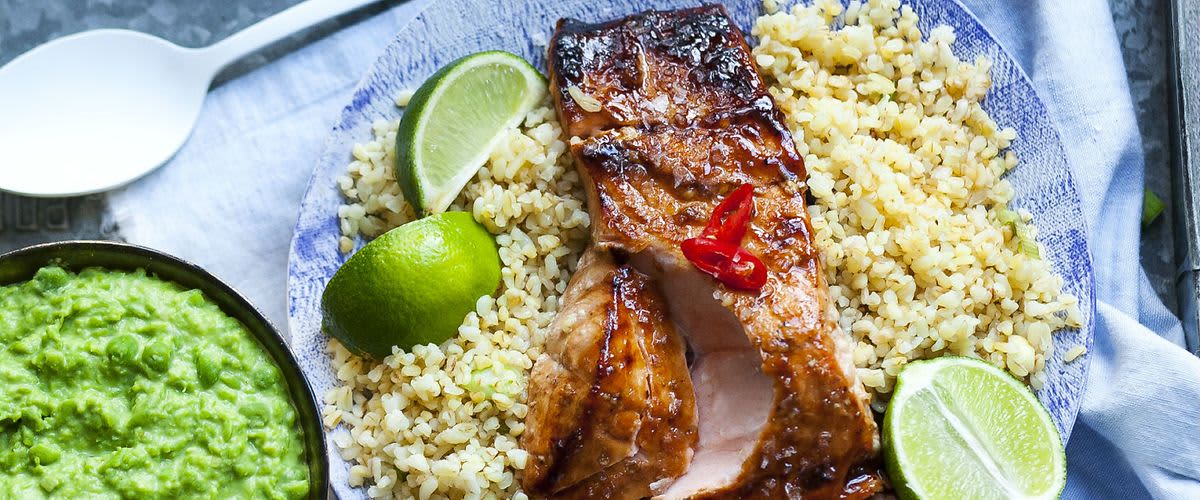 Édes mázas lazac zöldborsópürével, bulgurral