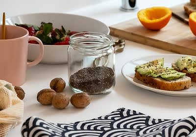 Egészséges reggeli: avokádós pirítós, chia mag, gyümölcsök és diók
