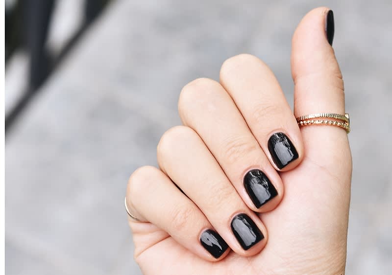 Stílusos fekete körmök 