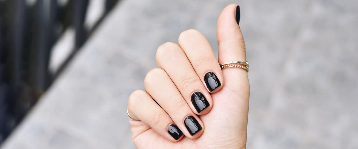 Stílusos fekete körmök 