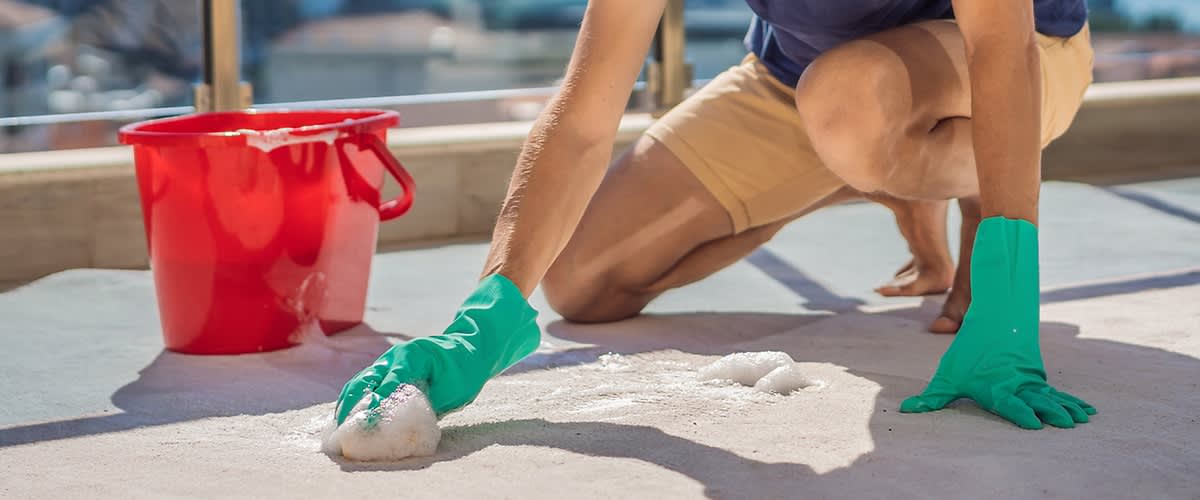 Balkon wird gereinigt