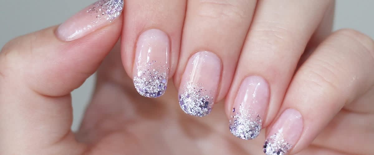 Így készíthet csillámos körmöket