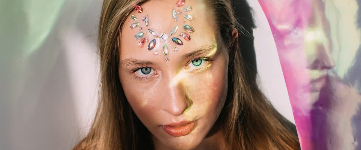 Csillogó arcdíszítő kövek