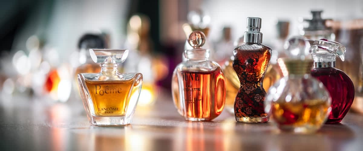 Parfümök különböző üvegekben egy asztalon