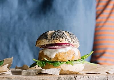 Hamburger salátalevéllel és lilahagymával