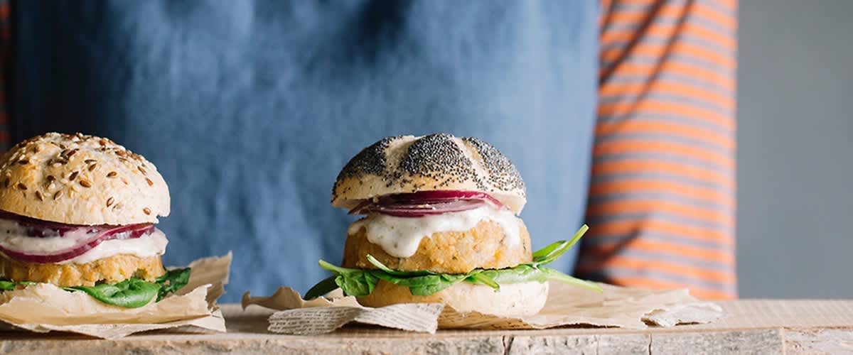 Hamburger salátalevéllel és lilahagymával