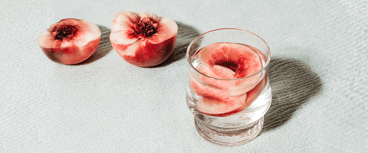 Halber Pfirsich im Glas