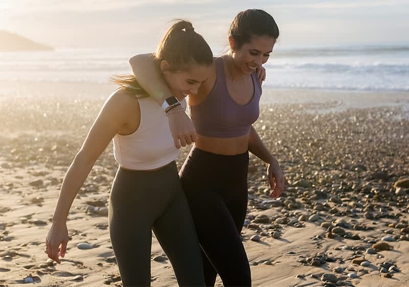 Tanzende Frauen am Strand