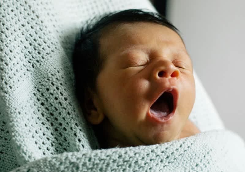 Ásító kisbaba