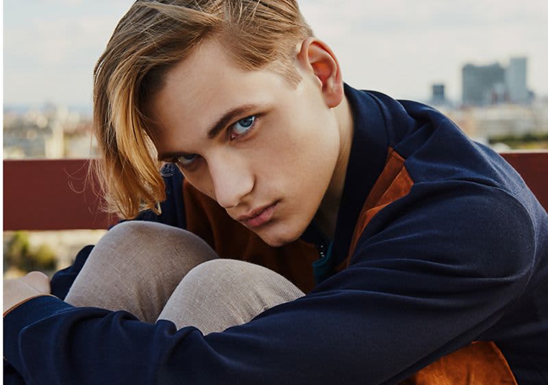 Junger Mann auf einem Balkon