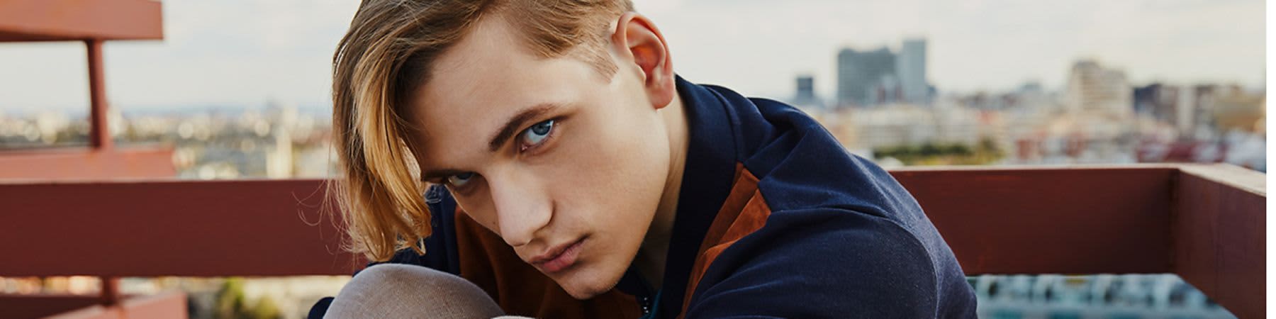 Junger Mann auf einem Balkon