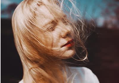 Junge Frau mit blonden Haaren