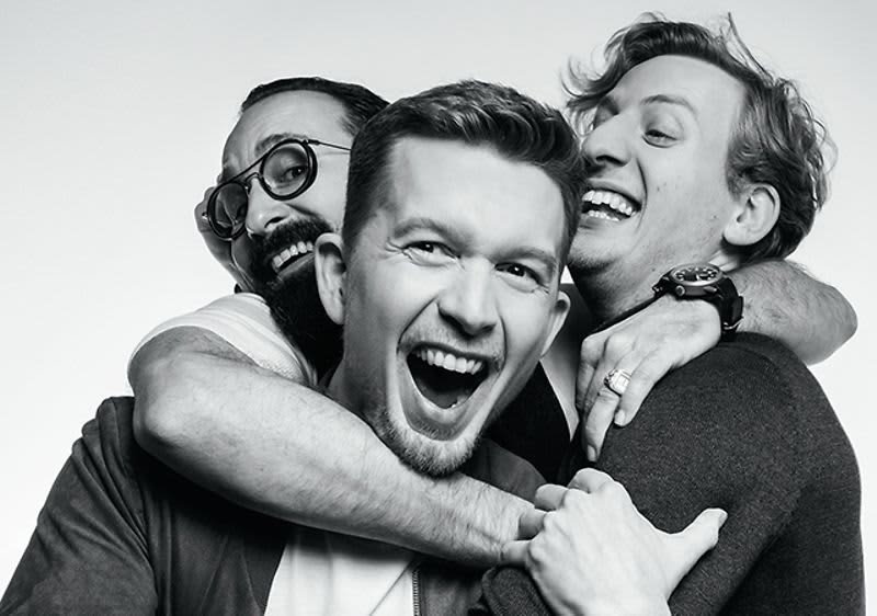 Drei Kumpels umarmen sich