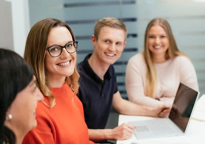 dm Mitarbeiter haben ein Meeting.