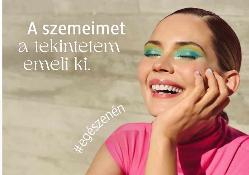 Nő rózsaszín felsőben, szöveg: A szemeimet a tekintetem emeli ki