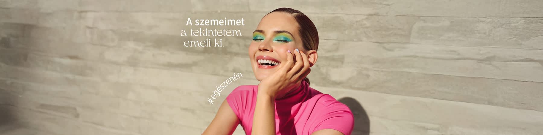 Nő rózsaszín felsőben, szöveg: A szemeimet a tekintetem emeli ki