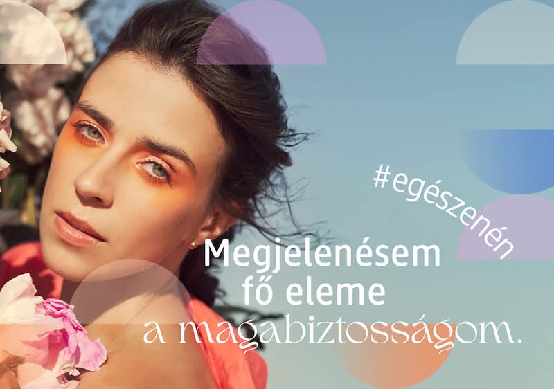 Nő rózsaszín felsőben, szöveg: A szemeimet a tekintetem emeli ki
