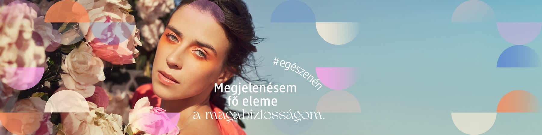 Nő rózsaszín felsőben, szöveg: A szemeimet a tekintetem emeli ki