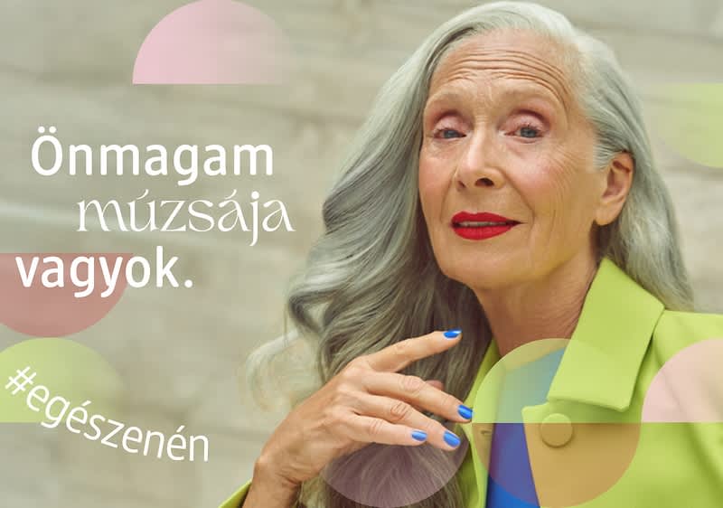 Nő rózsaszín felsőben, szöveg: A szemeimet a tekintetem emeli ki