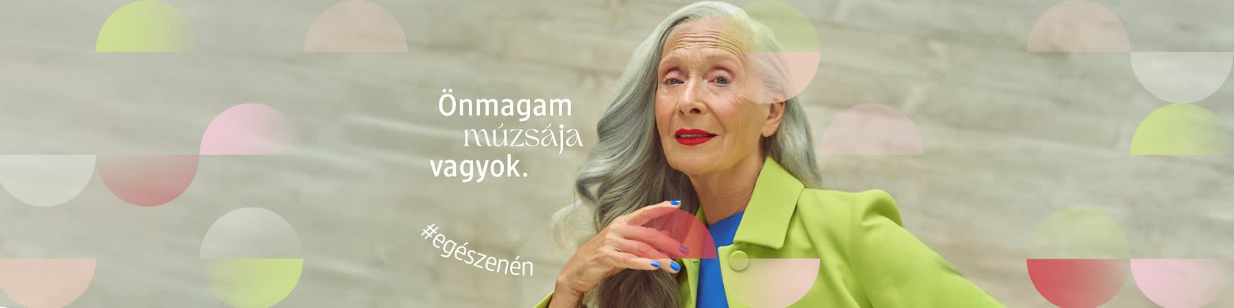 Nő rózsaszín felsőben, szöveg: A szemeimet a tekintetem emeli ki