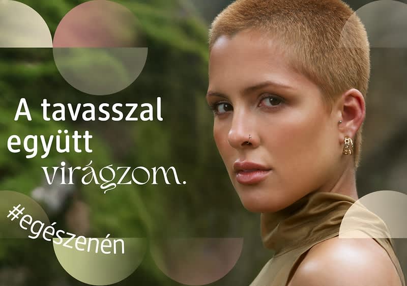 Nő rózsaszín felsőben, szöveg: A szemeimet a tekintetem emeli ki