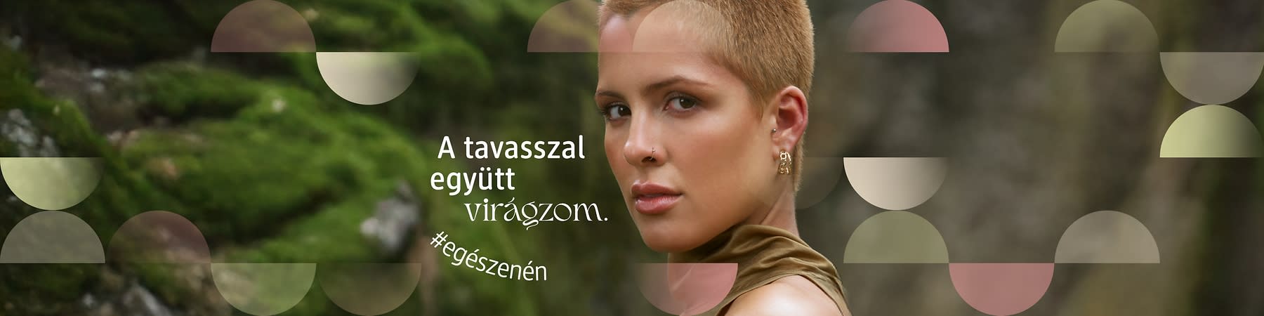 Nő rózsaszín felsőben, szöveg: A szemeimet a tekintetem emeli ki