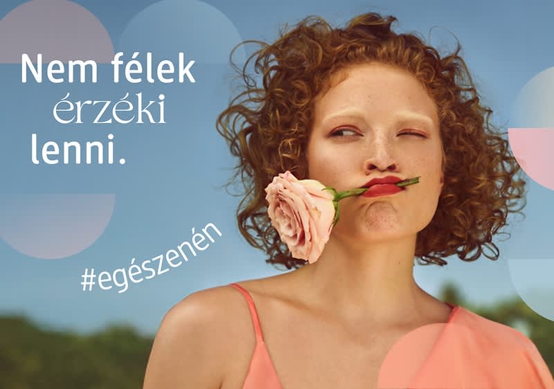 Nő rózsaszín felsőben, szöveg: A szemeimet a tekintetem emeli ki
