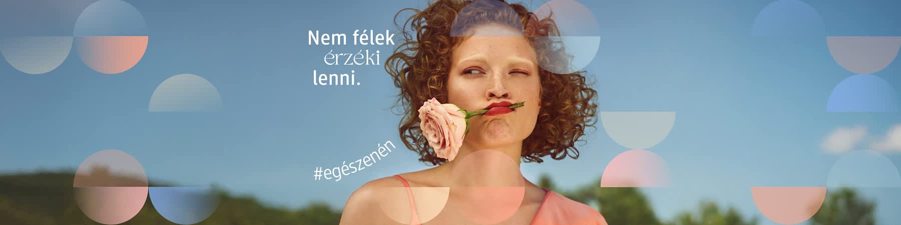 Nő rózsaszín felsőben, szöveg: A szemeimet a tekintetem emeli ki