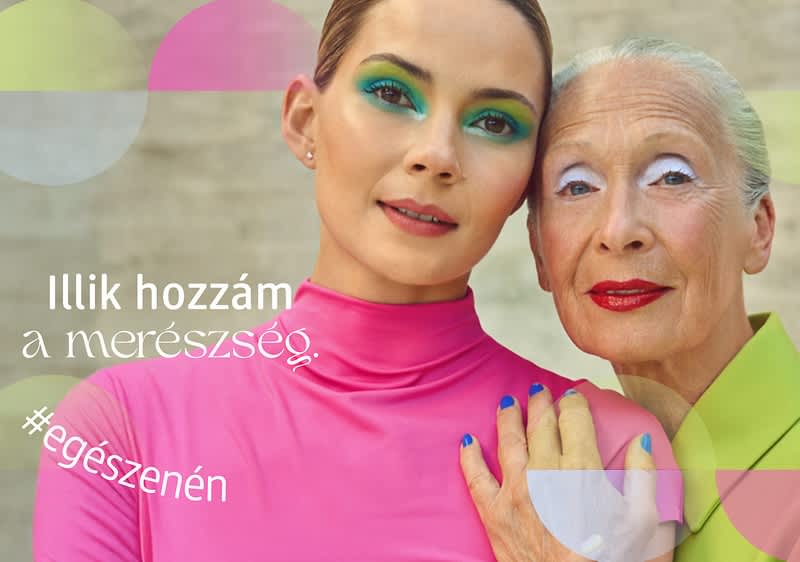 Nő rózsaszín felsőben, szöveg: A szemeimet a tekintetem emeli ki