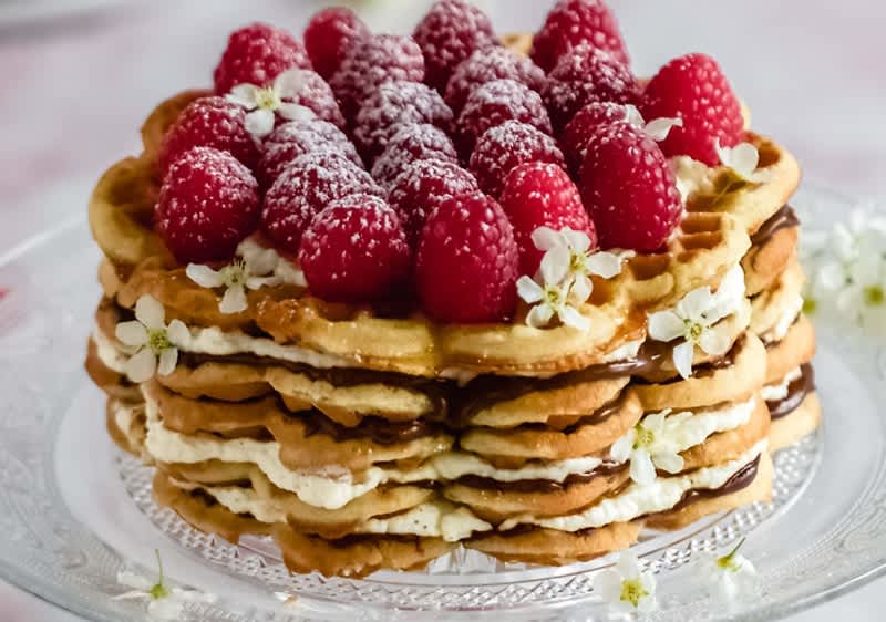 Málnás gofris torta virágokkal díszítve