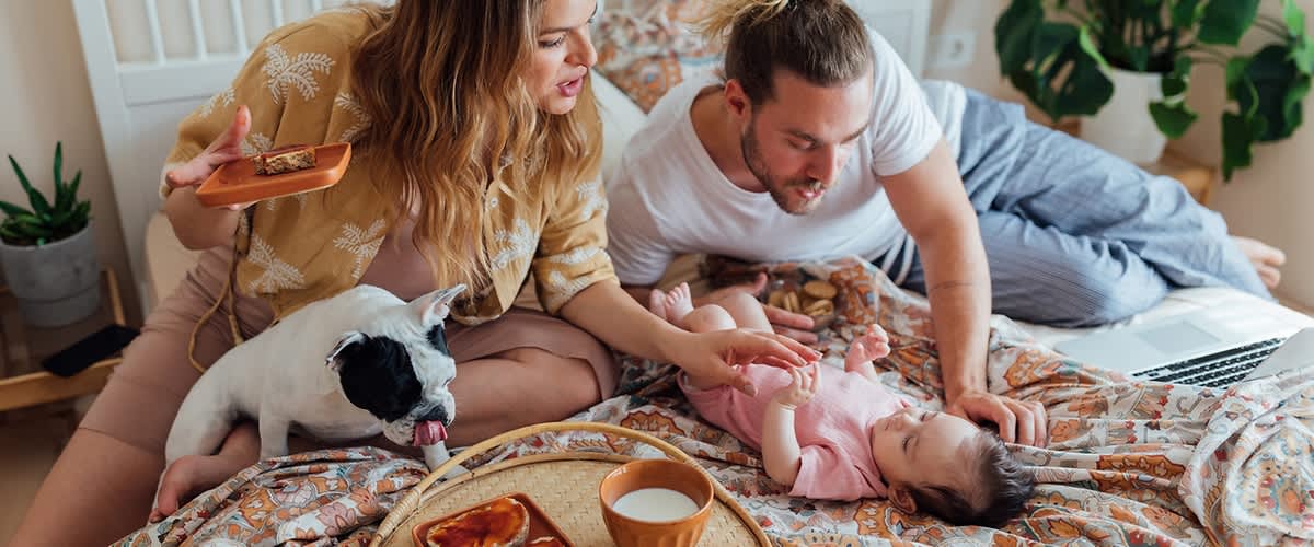 Anyuka és apuka a kisbabájához beszél