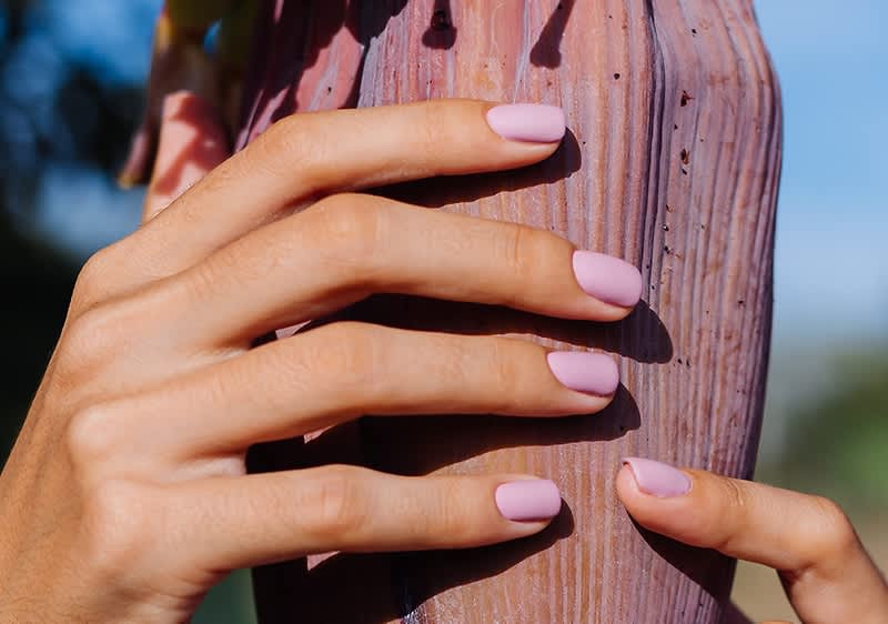 Rózsaszín géllakos körmök