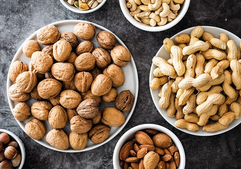 Diófélék tálakban: dió, földimogyoró, kesudió, mandula, mogyoró, magvak