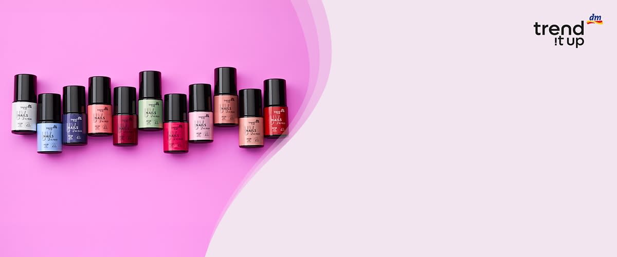 Körömlakkok színes választéka rózsaszín háttérrel és trend it up logóval