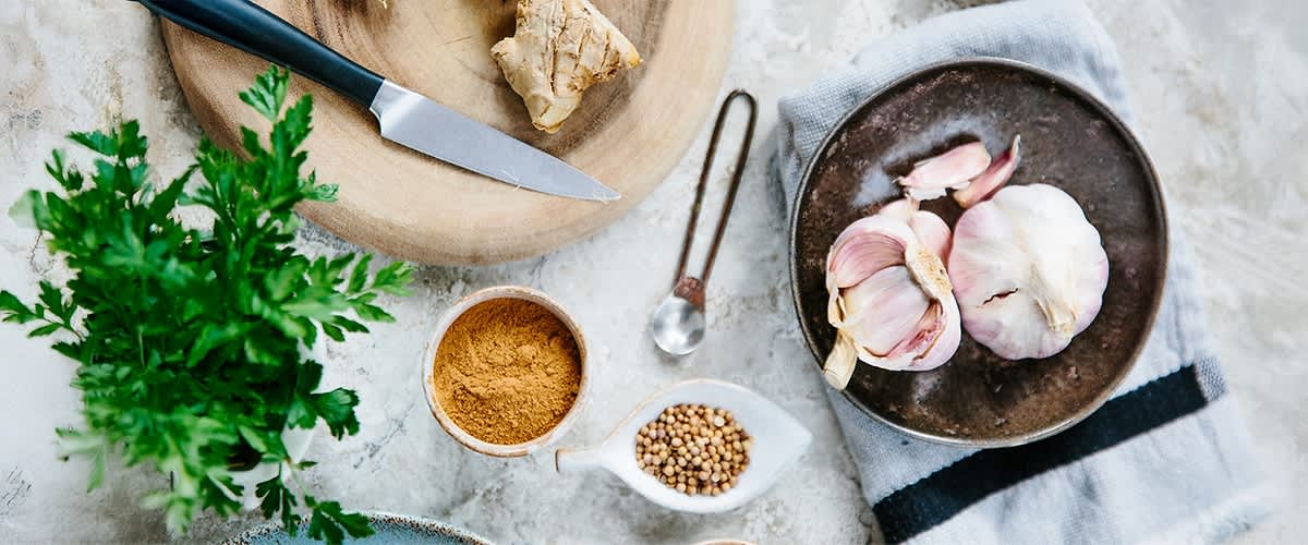 Fokhagyma, kurkuma, gyömbér az asztalon