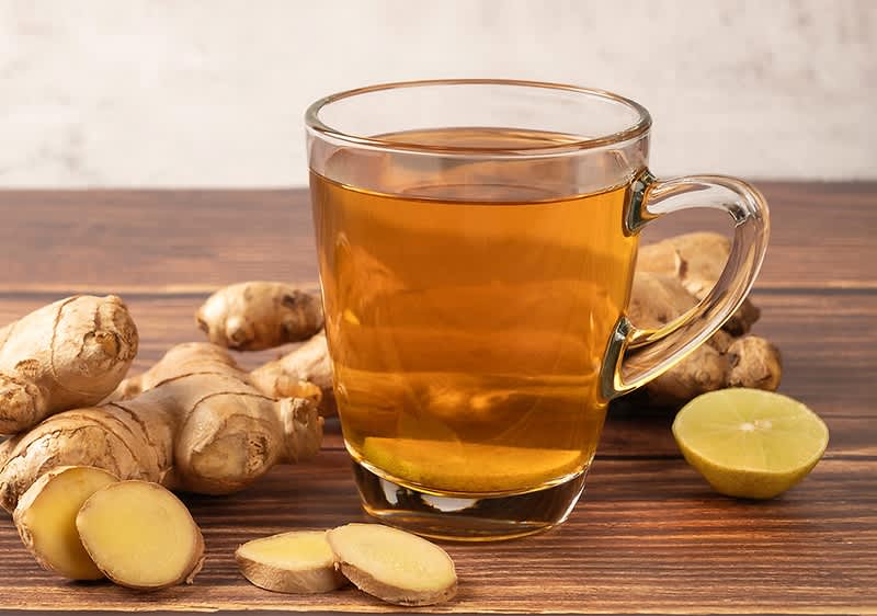 Gyömbértea és gyömbérek az asztalon