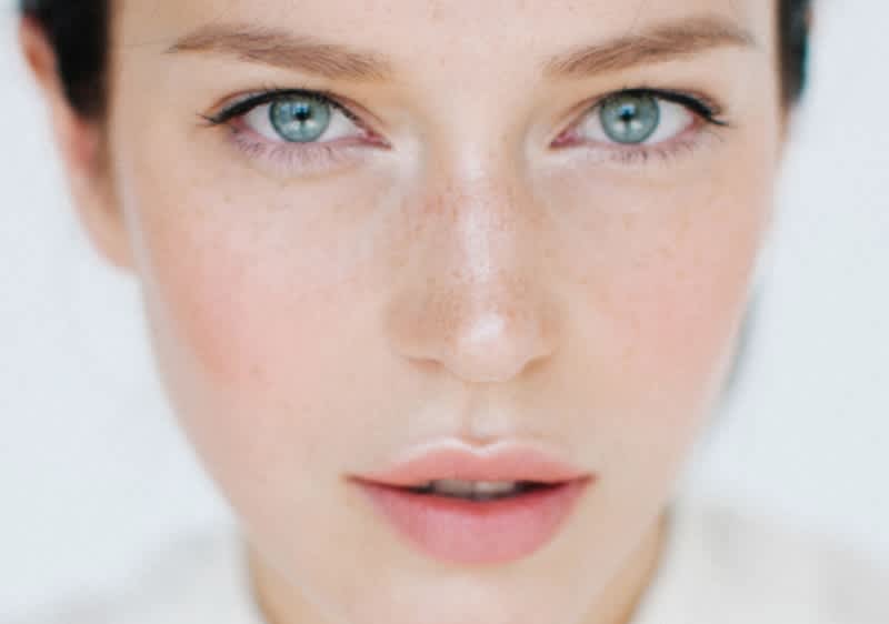 Elmosódott női arc kék szemekkel