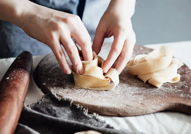 Házi tészta készítése kézzel