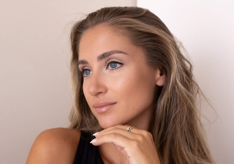 Hosszú szőke hajú, kék szemű nő