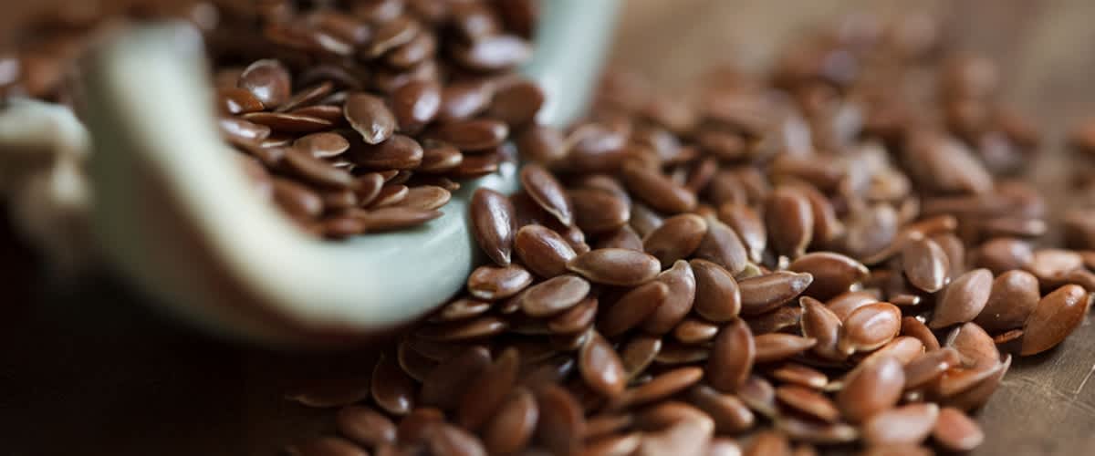 Lenmag közelről egy kanálban és mellette szórva