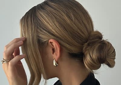 Egy szőke nő konttyal