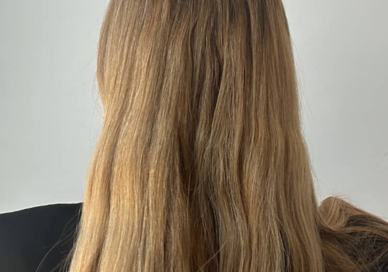 Szőke kiengedett hajú nő