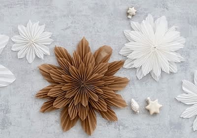 Papírcsillag dekoráció fehér és barna színekben