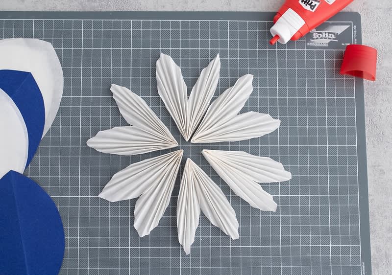 Papírcsillag készítése ragasztóval és papírlapokkal